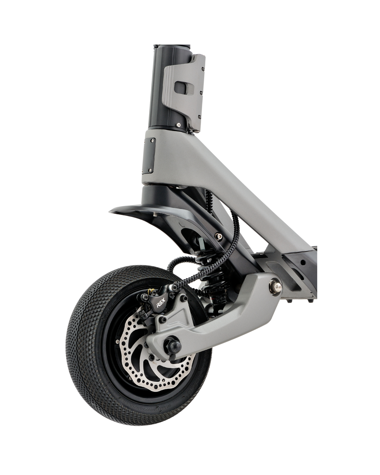 Siyah lastikli gri bir scooter tekerleği ve disk freni. Çerçeve gri, arka plan siyah.