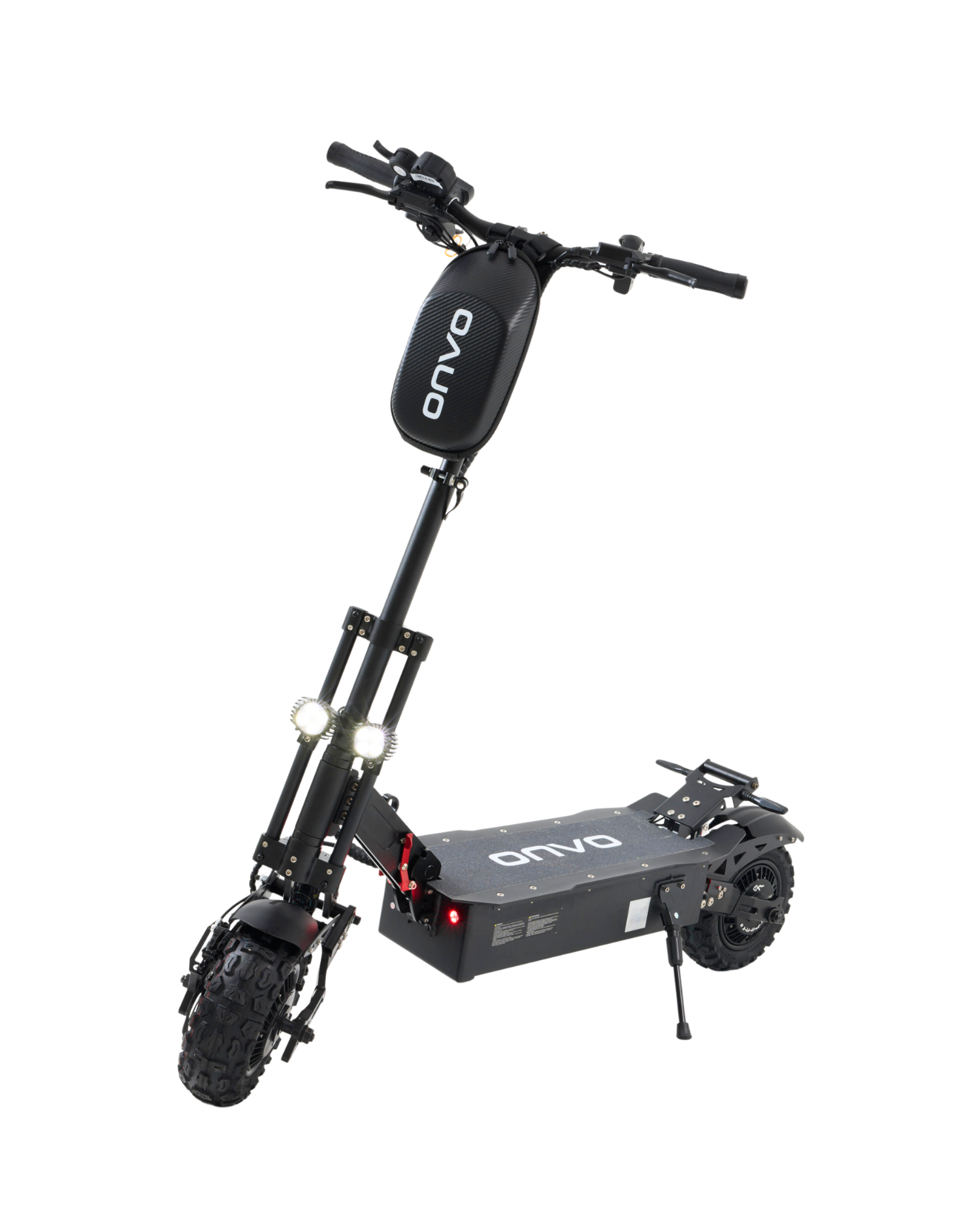 "ONVO" markalı siyah bir elektrikli scooter. Farı, gidonunda bir çantası ve siyah bir arka planı var.