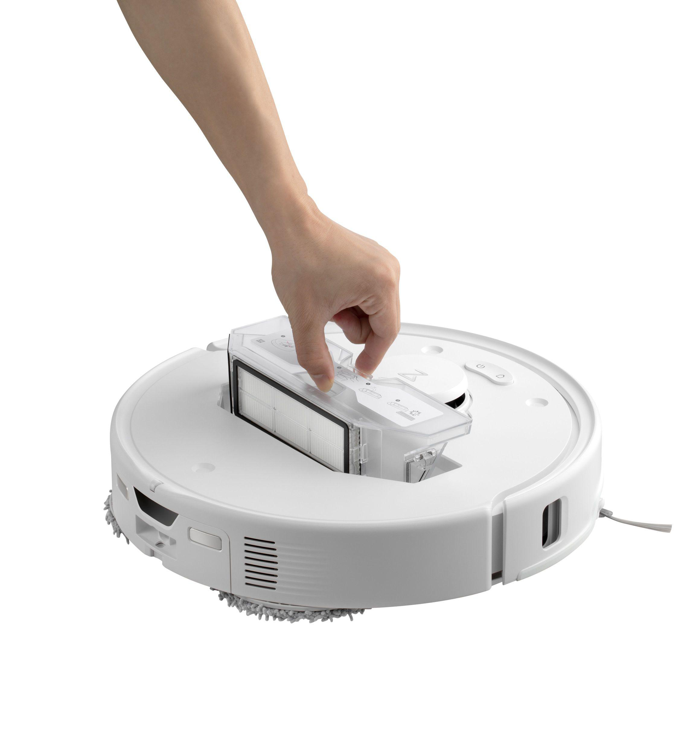 Hand entnimmt Filter aus weißem Roboter-Staubsauger. Die Szene ist vor weißem Hintergrund.