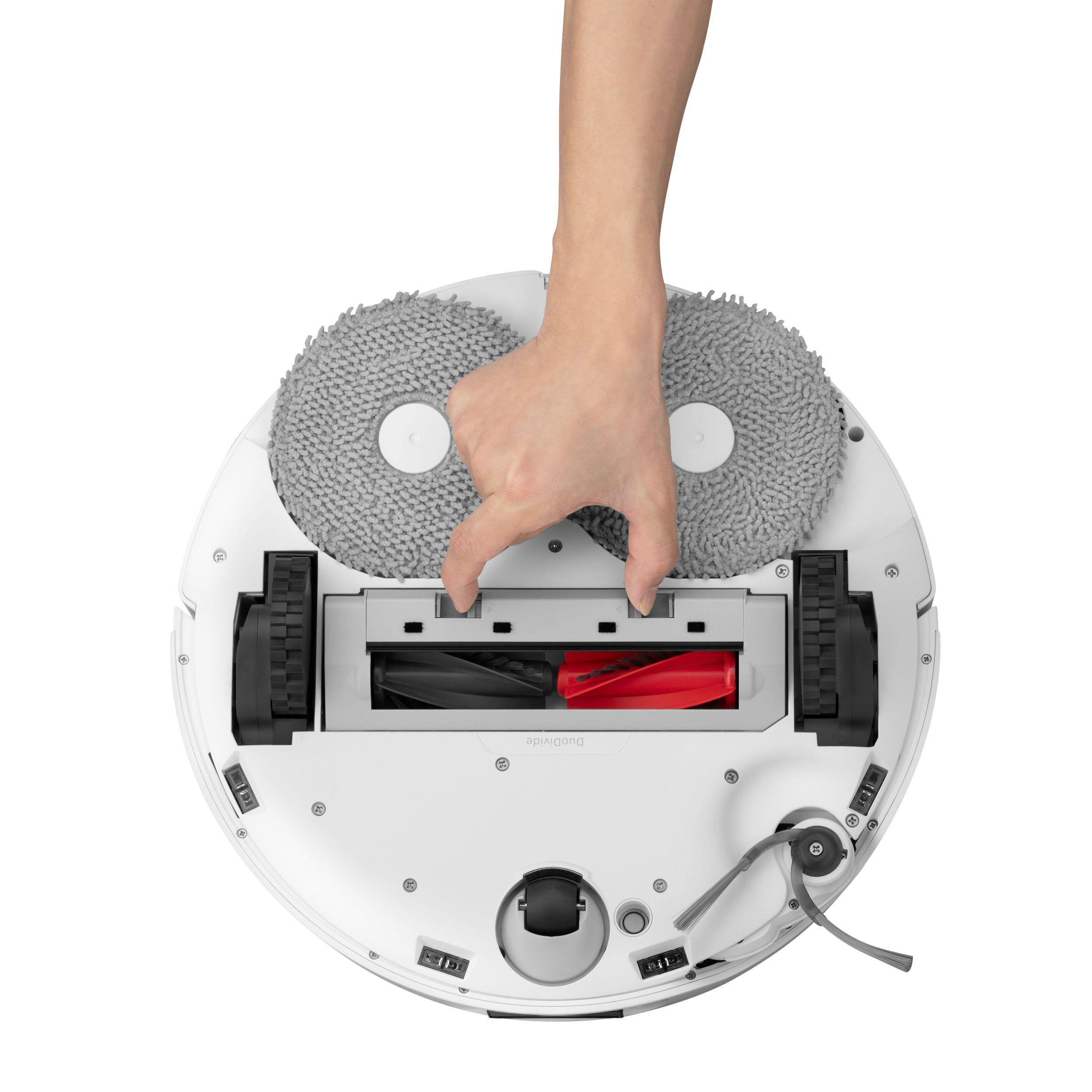 Eine Hand berührt einen weißen Roboterstaubsauger. Oben befinden sich zwei runde graue Mopps, die Bürste ist rot und schwarz.