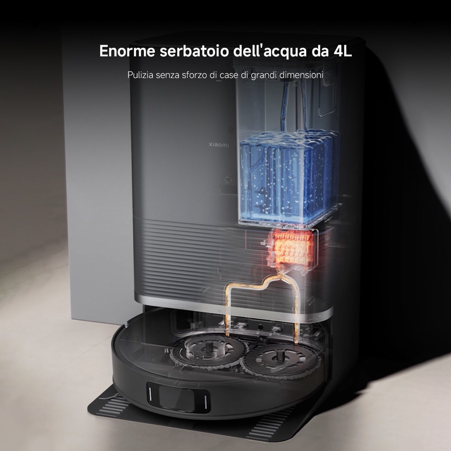 Vista in sezione di un robot aspirapolvere nero con un grande serbatoio d'acqua. Liquido blu all'interno. Testo: Serbatoio acqua 4L, pulizia facile.