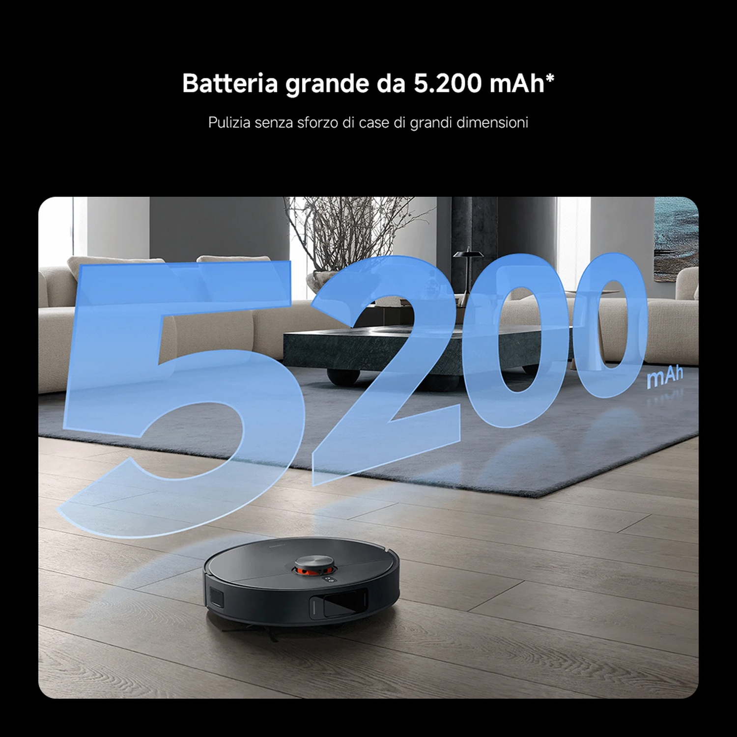 Un robot aspirapolvere su un pavimento in legno. L'immagine mostra il numero 5200 mAh e testo in italiano sulla batteria.