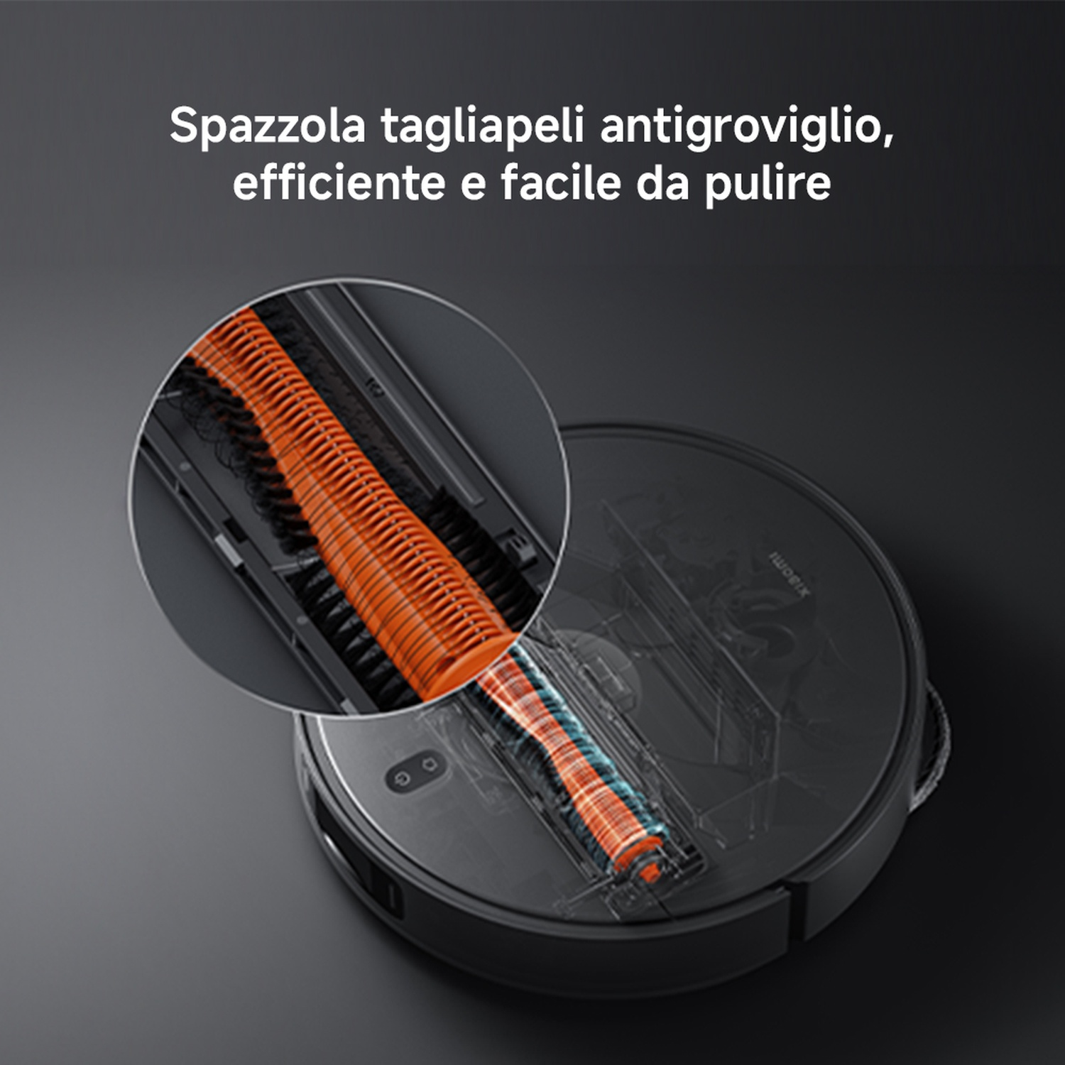 Un aspirapolvere robotico con una spazzola arancione anti-groviglio è mostrato. L'immagine è un primo piano che mostra l'efficienza di pulizia.