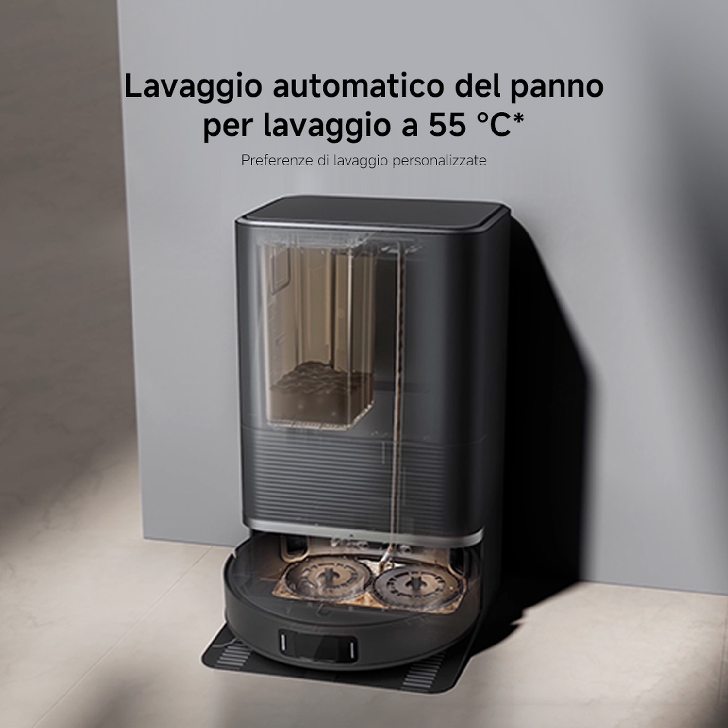 Un robot aspirapolvere nero con una sezione superiore trasparente. Il testo sopra recita 'lavaggio automatico panno a 55°C'.