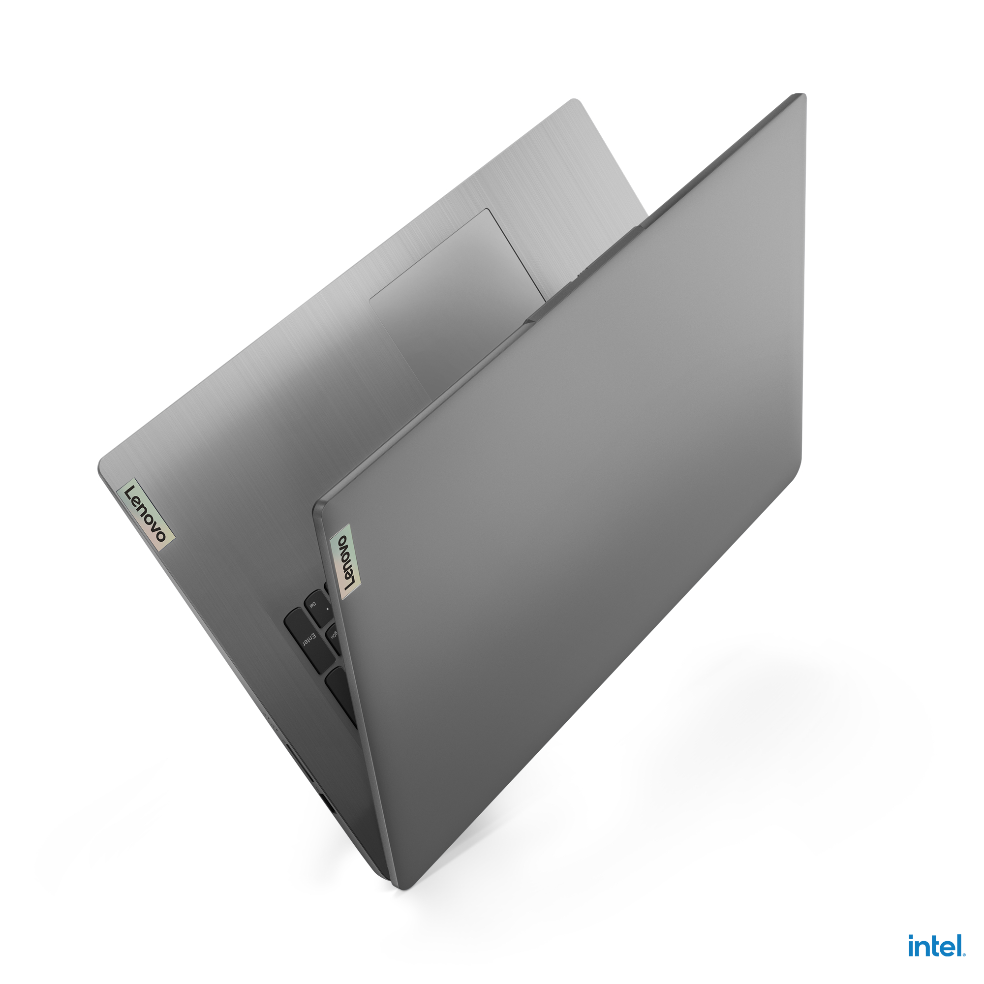 Ein grauer Lenovo-Laptop ist auf einer weißen Oberfläche geöffnet. Das Intel-Logo befindet sich unten rechts.