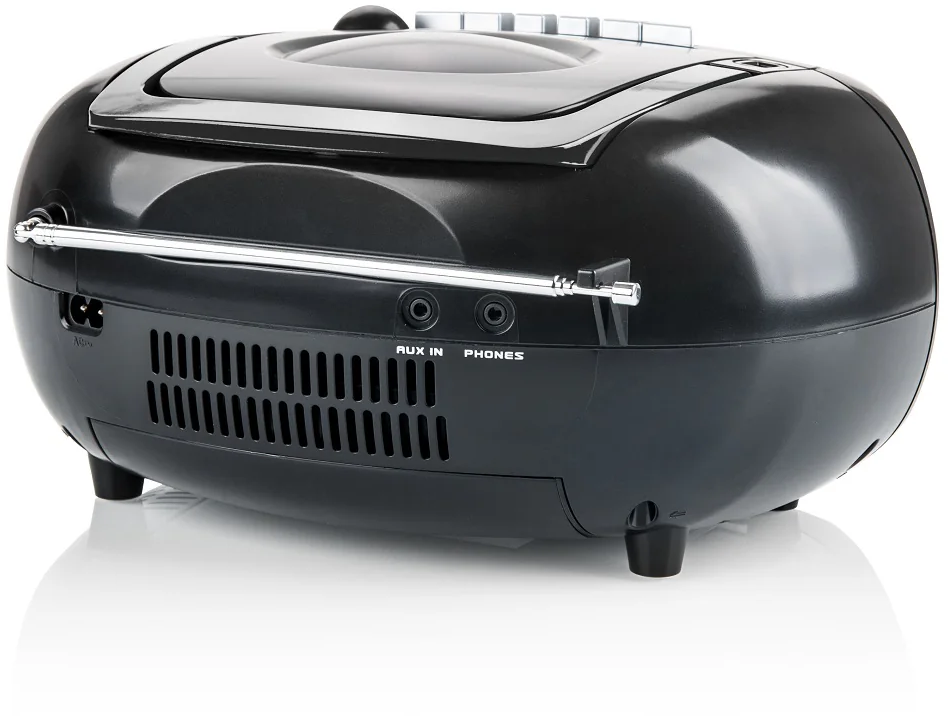 Egy fekete boombox ezüst antennával, gombokkal és fogantyúval. CD-lejátszóval és rádióval rendelkezik, fehér felületen.
