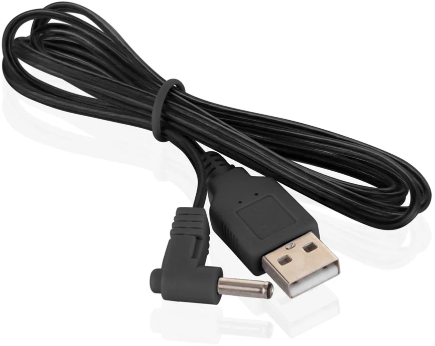 Egy fekete USB-kábel több csatlakozóval. A kábel fel van tekerve, és van egy USB-csatlakozója, egy DC-csatlakozója és egy hálózati adaptere.