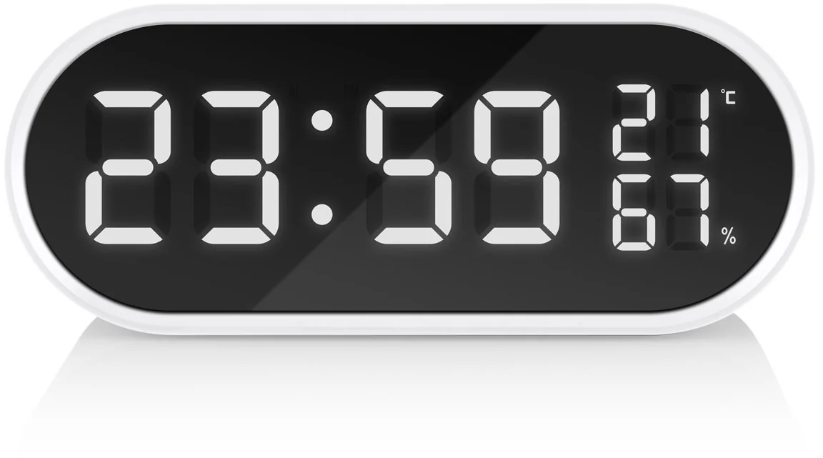 Digitális óra 23:59-et, 21 Celsius-fokot és 67% páratartalmat mutat. Fehér keret, fekete kijelző, fehér számok.