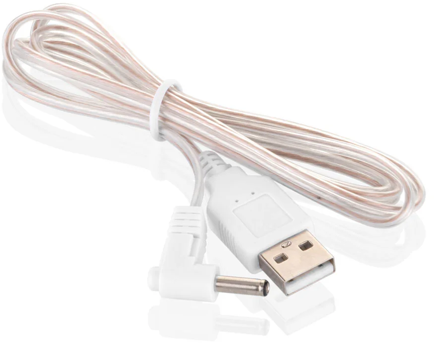Fehér USB-kábel USB-csatlakozóval, DC-csatlakozóval és tekercselt huzalszakasszal, fehér háttéren izolálva.