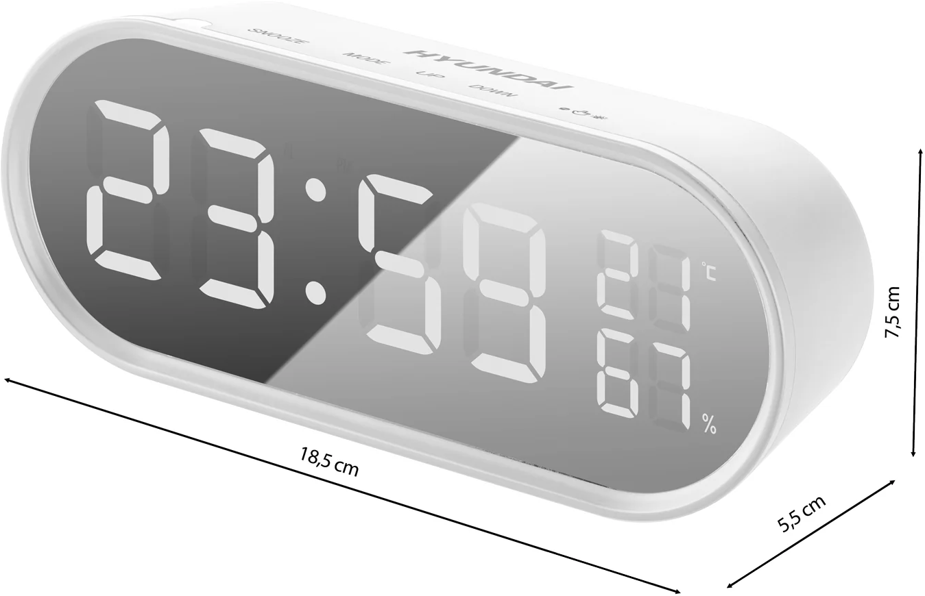 Egy fehér digitális ébresztőóra 23:59-et, 21°C-ot és 67%-ot mutat. Méretek: 18,5 cm hosszú, 7,5 cm magas és 5,5 cm széles. Márka: HYUNDAI.