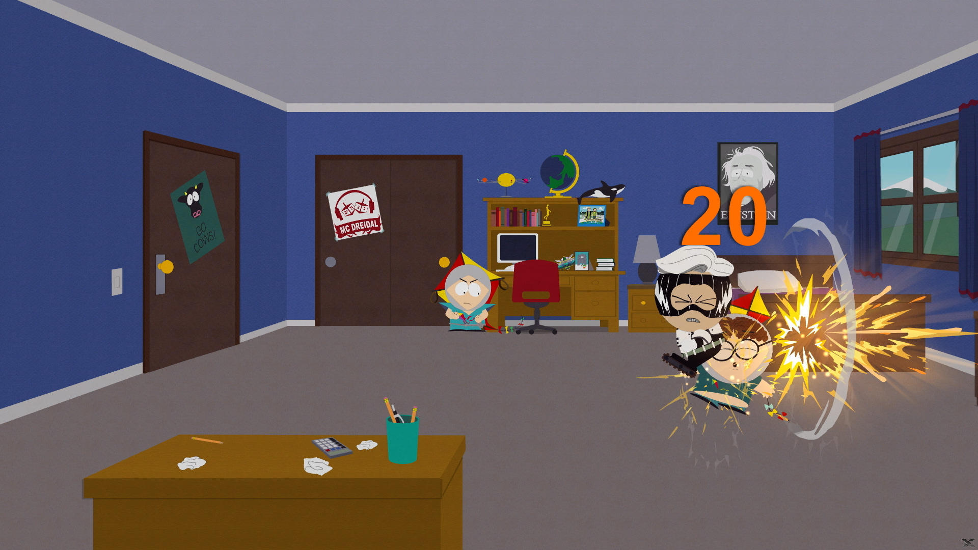South Park-Szene: Figuren in einem Raum, eine explodiert. Schreibtisch mit Stiften. Poster an Türen. Die Zahl 20 über dem Bett.