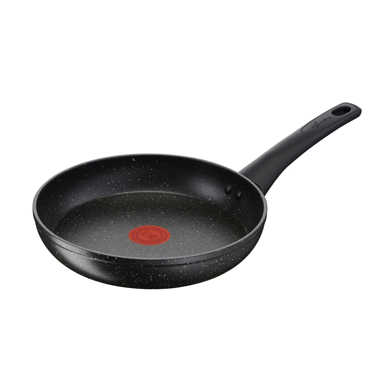 Una padella antiaderente nera con un lungo manico, su sfondo bianco. L'interno della padella ha un design maculato.