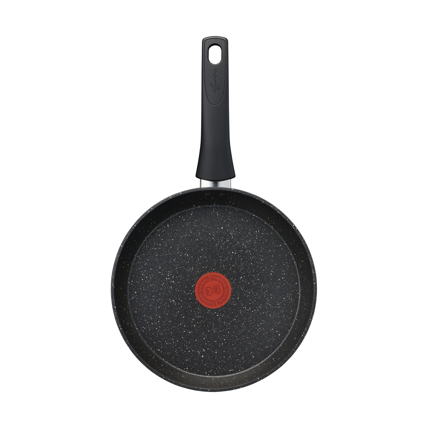 Una padella nera con superficie maculata, manico nero e logo rosso al centro, su sfondo bianco.