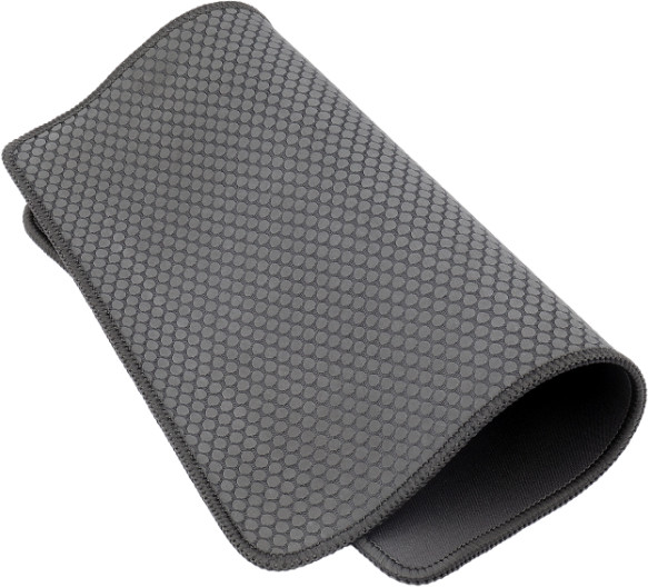 Szara prostokątna podkładka pod mysz z wzorem plastra miodu. Ma szytą krawędź i ciemnoszarą spodnią stronę.