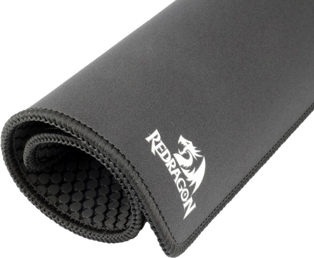 Czarna podkładka pod mysz Redragon, zwinięta. Widoczne logo marki. Czarne szwy obrysowują krawędzie. Spód ma wzór z teksturą.