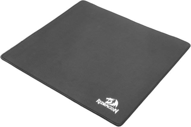 Ciemnoszara podkładka pod mysz Redragon. Białe logo w rogu. Podkładka ma obszytą krawędź i jest na białej powierzchni.