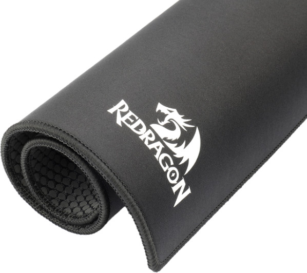 Czarna podkładka pod mysz Redragon zwinięta. Logo jest białe. Podkładka ma szytą krawędź i teksturowaną powierzchnię.