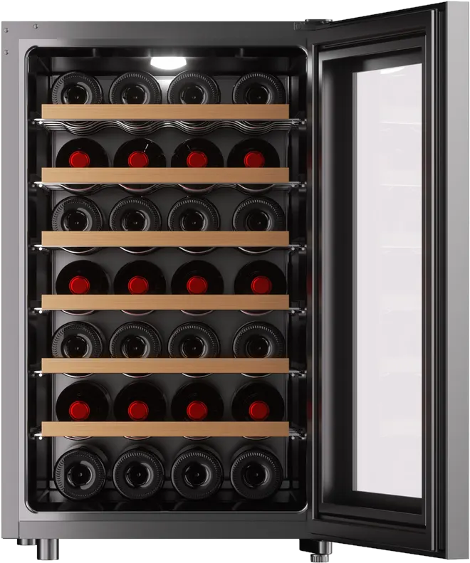 Cantinetta con la porta aperta. All'interno ci sono molte bottiglie di vino su ripiani in legno. La porta ha una finestra di vetro.