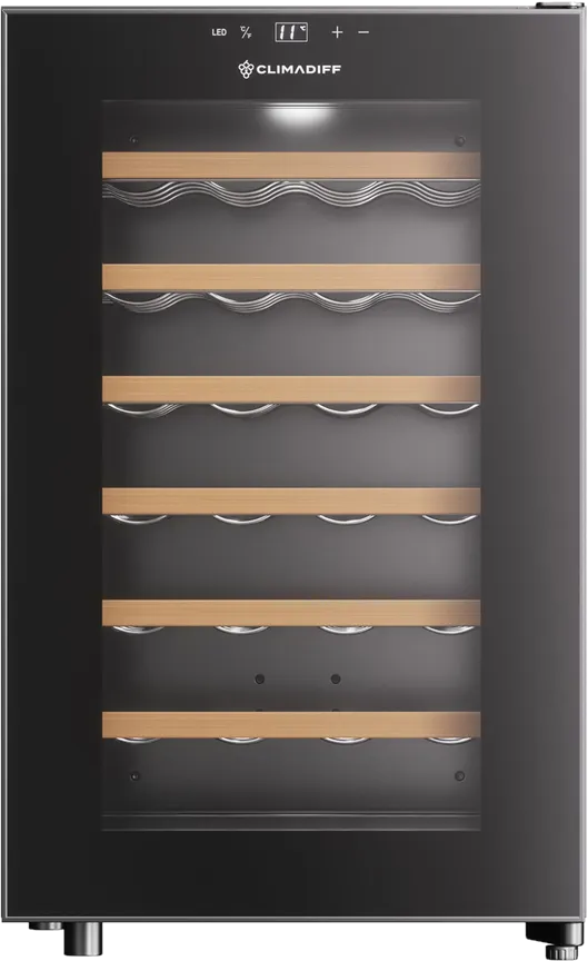 Un refrigeratore per vino nero con porta a vetro. Ha ripiani in legno, supporti argentati e display digitale.