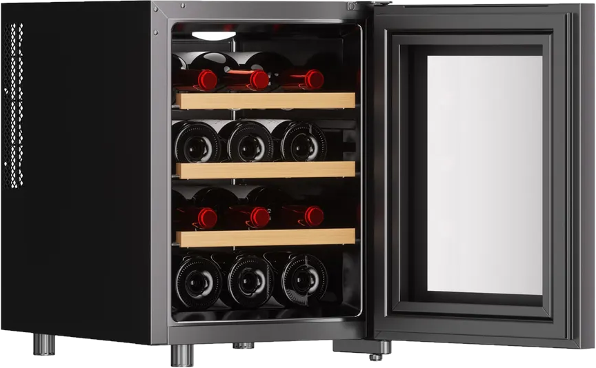 Una cantinetta con la porta aperta. Bottiglie di vino sono visibili su ripiani in legno all'interno. Il frigorifero è nero e argento.
