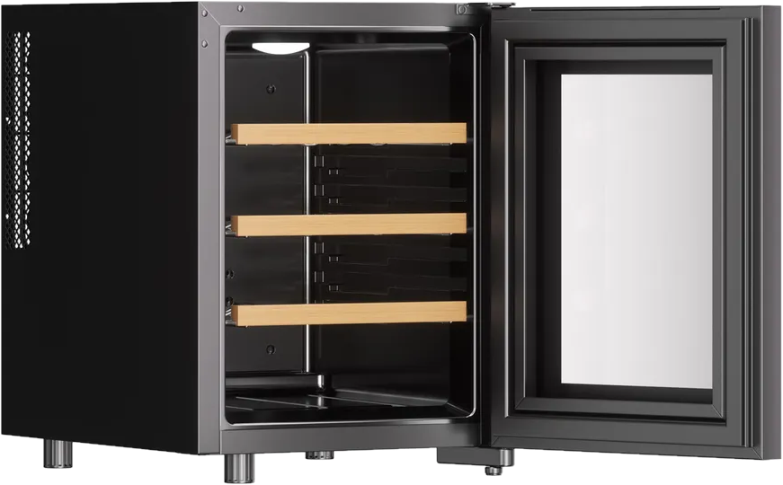 Un refrigeratore per vino nero con la porta a vetri aperta. All'interno ci sono ripiani in legno. Il refrigeratore è su piccole gambe argentate.