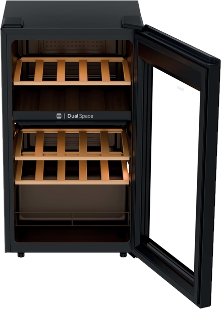 Cantinetta nera con ripiani in legno. La porta è aperta. L'interno è scuro con la scritta 'Dual Space'.