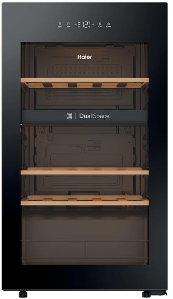 Frigorifero per vini Haier nero con ripiani in legno. Mostra temperatura e icone. Etichetta 'Dual Space'.
