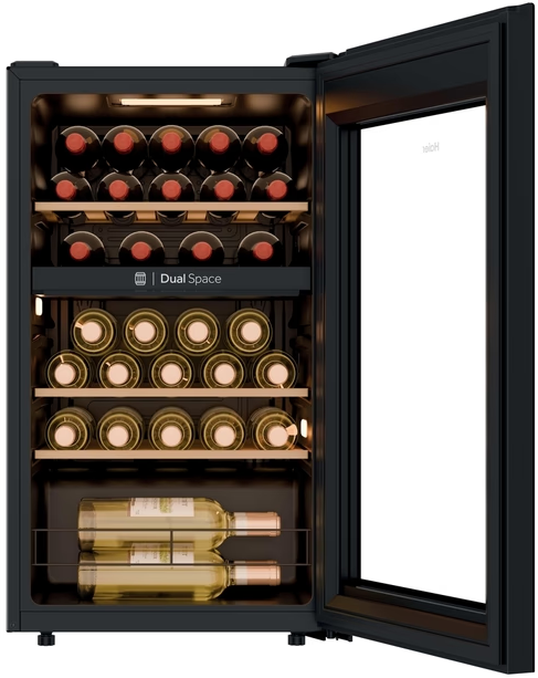 Cantinetta con porta aperta. All'interno, bottiglie di vino rosso e bianco sono disposte su ripiani in legno. La porta ha un pannello di vetro.