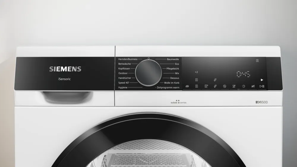 Ein weißer Siemens-Trockner mit schwarzem Bedienfeld und digitaler Anzeige. Der Trockner hat verschiedene Programmoptionen.