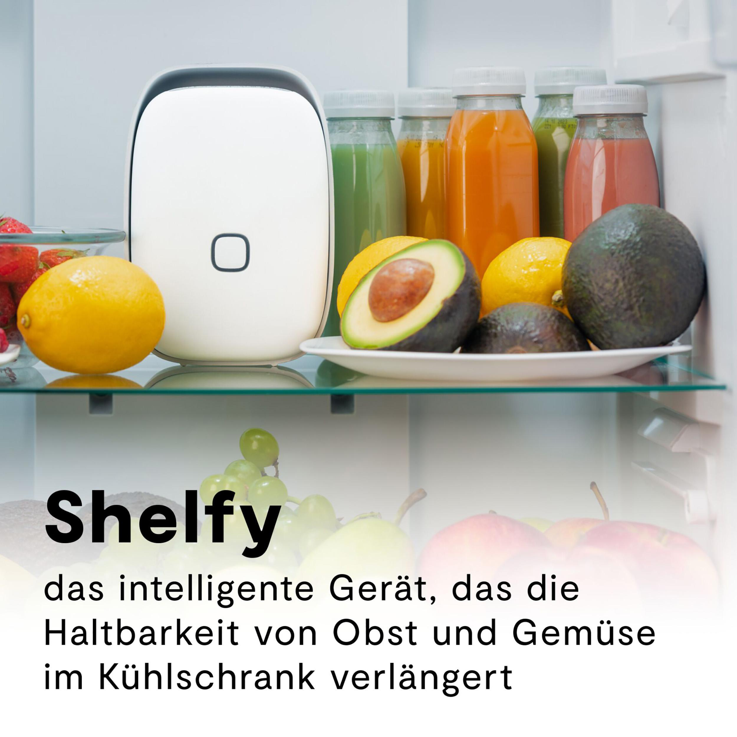 Kühlschrank mit Obst, Gemüse, Flaschen. Weißes Gerät „Shelfy“ verlängert die Frische.