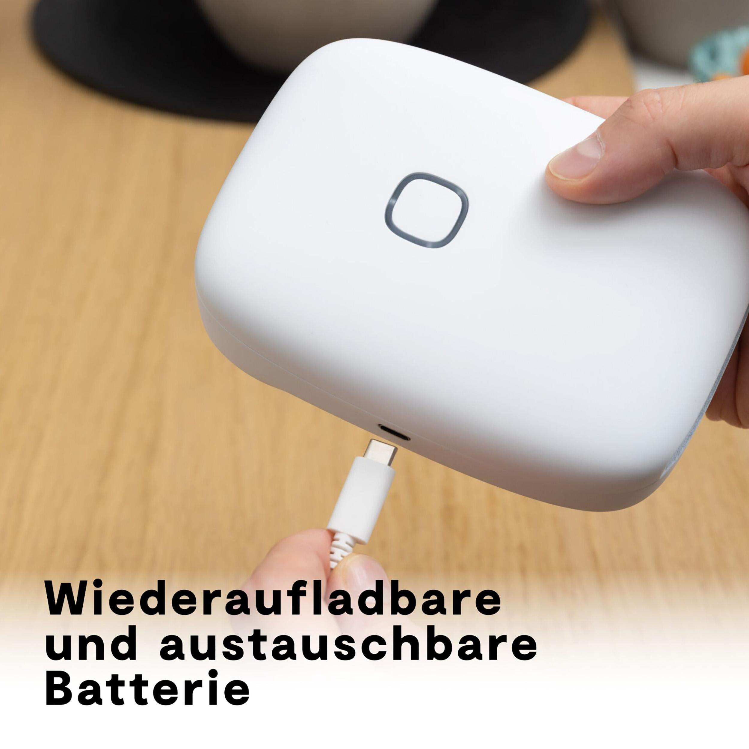 Ein weißes Gerät wird aufgeladen. Eine Hand hält das Ladegerät. Text: Wiederaufladbare und austauschbare Batterie.