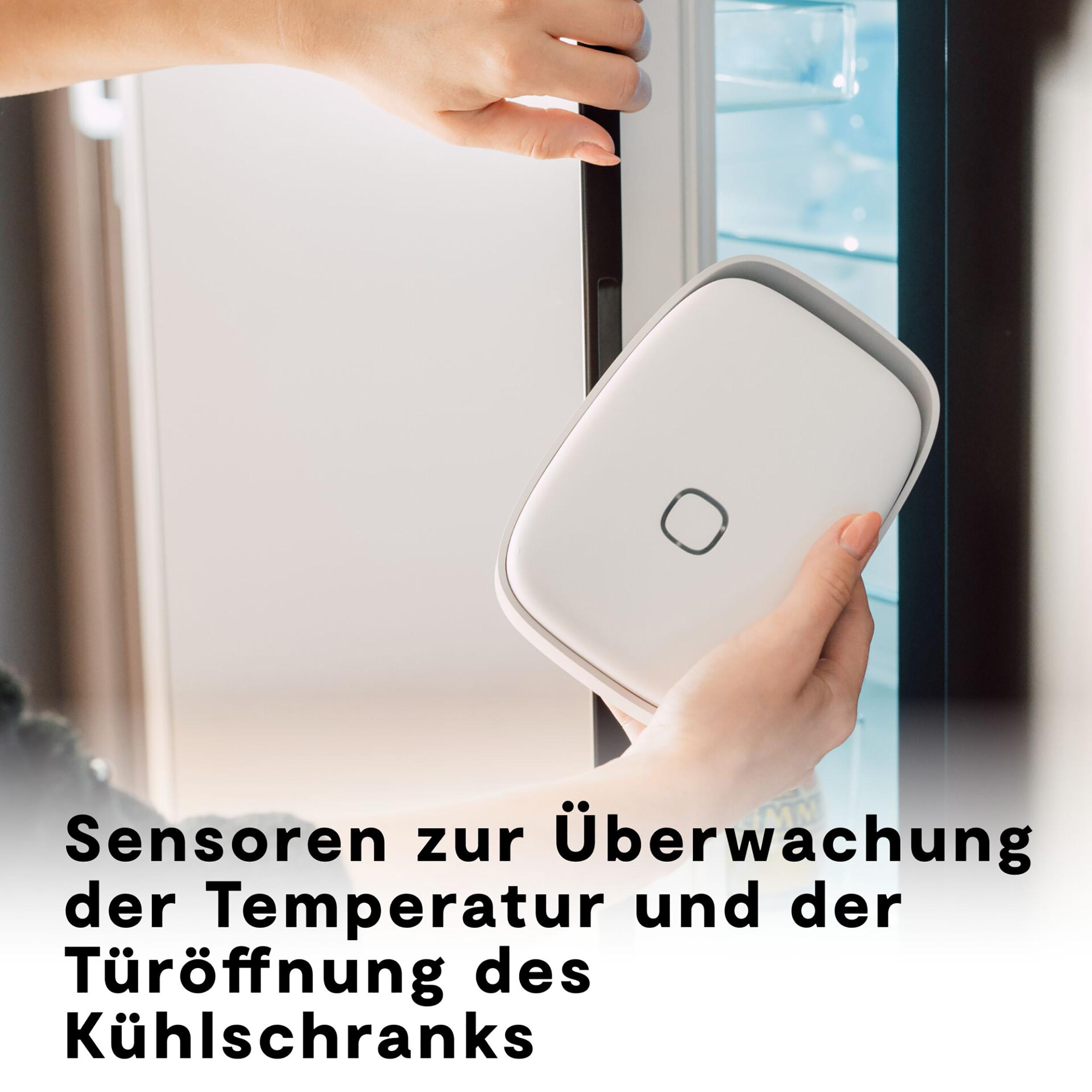 Hand hält weißen Sensor neben einer offenen Kühlschranktür. Text unten: Sensoren zur Überwachung...