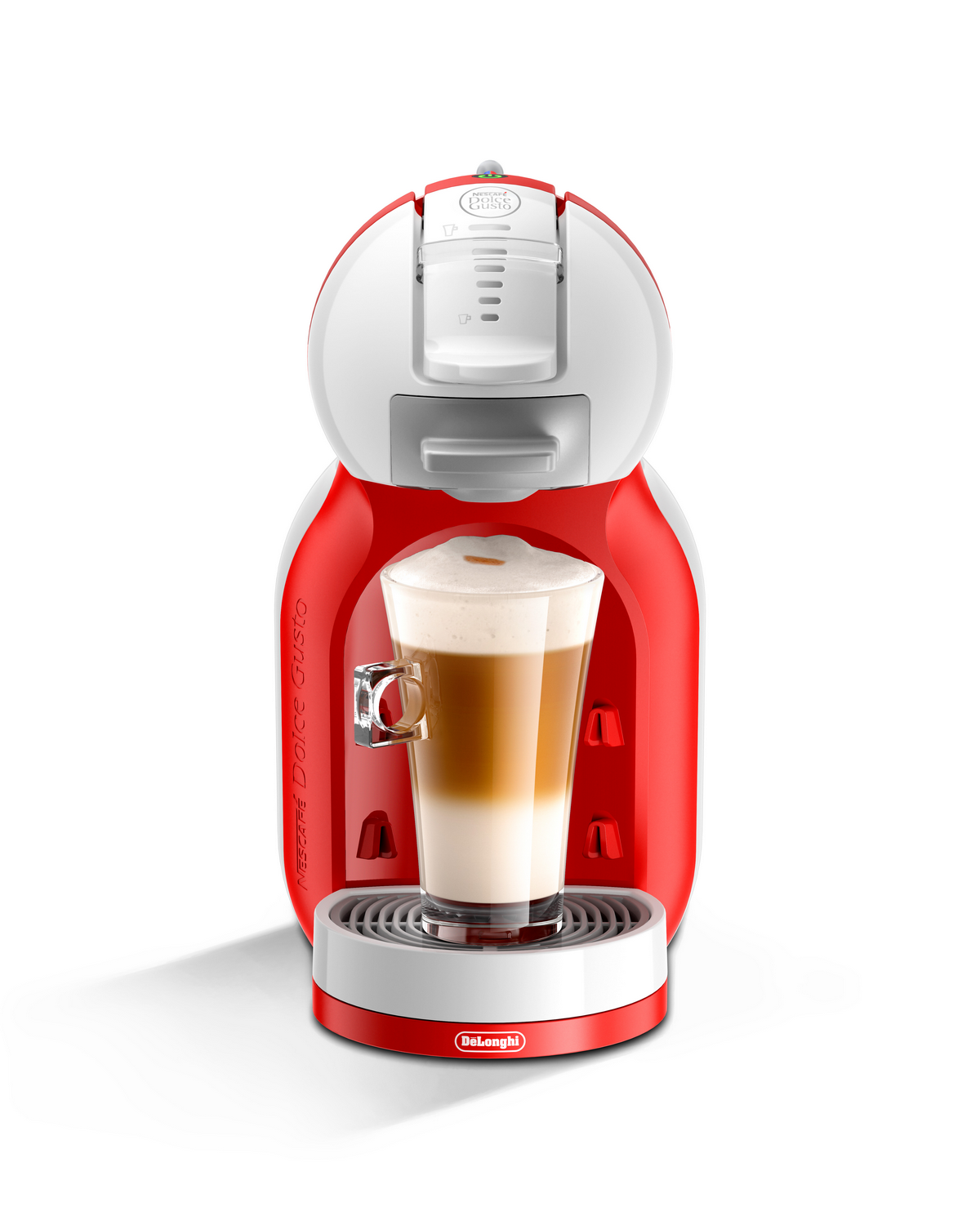 Cafetera Dolce Gusto roja y blanca con un vaso de latte macchiato. El fondo es blanco.