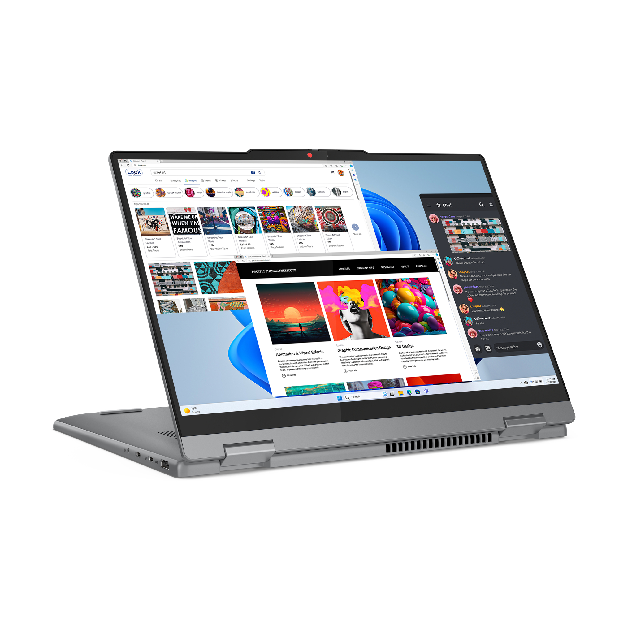 Laptop zeigt mehrere offene Fenster. Zeigt eine Suchmaschine, eine Website und einen Chat. Das Gerät ist auf einem Schreibtisch geöffnet.