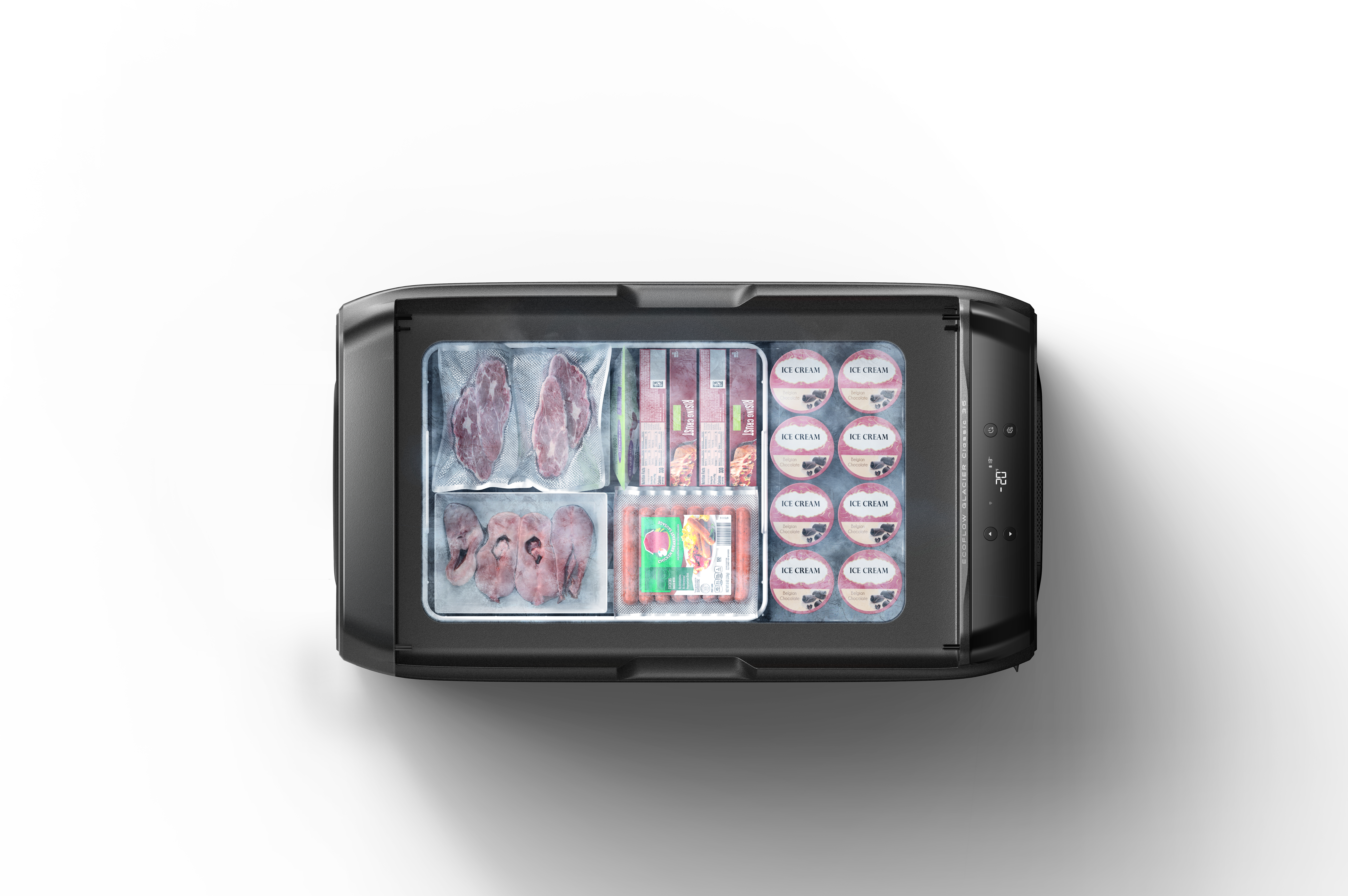 Ein schwarzer Kühler ist geöffnet. Im Inneren befinden sich verpacktes Fleisch, Würstchen, Eis und Tiefkühlkost.