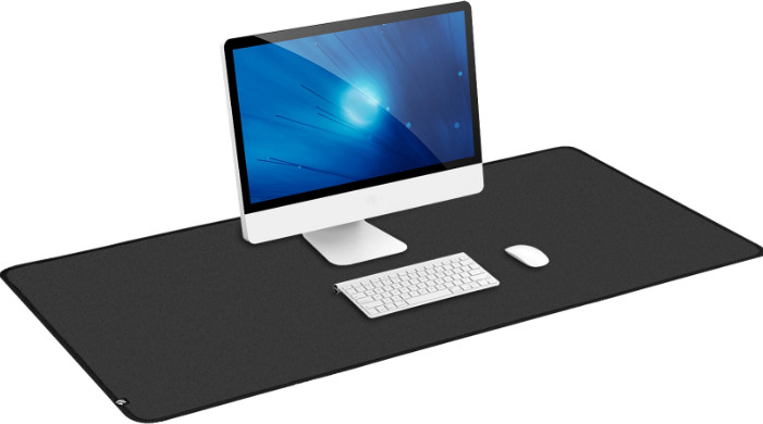 Monitor komputerowy, klawiatura i mysz znajdują się na dużej, czarnej podkładce pod biurko. Monitor wyświetla niebieskie tło.