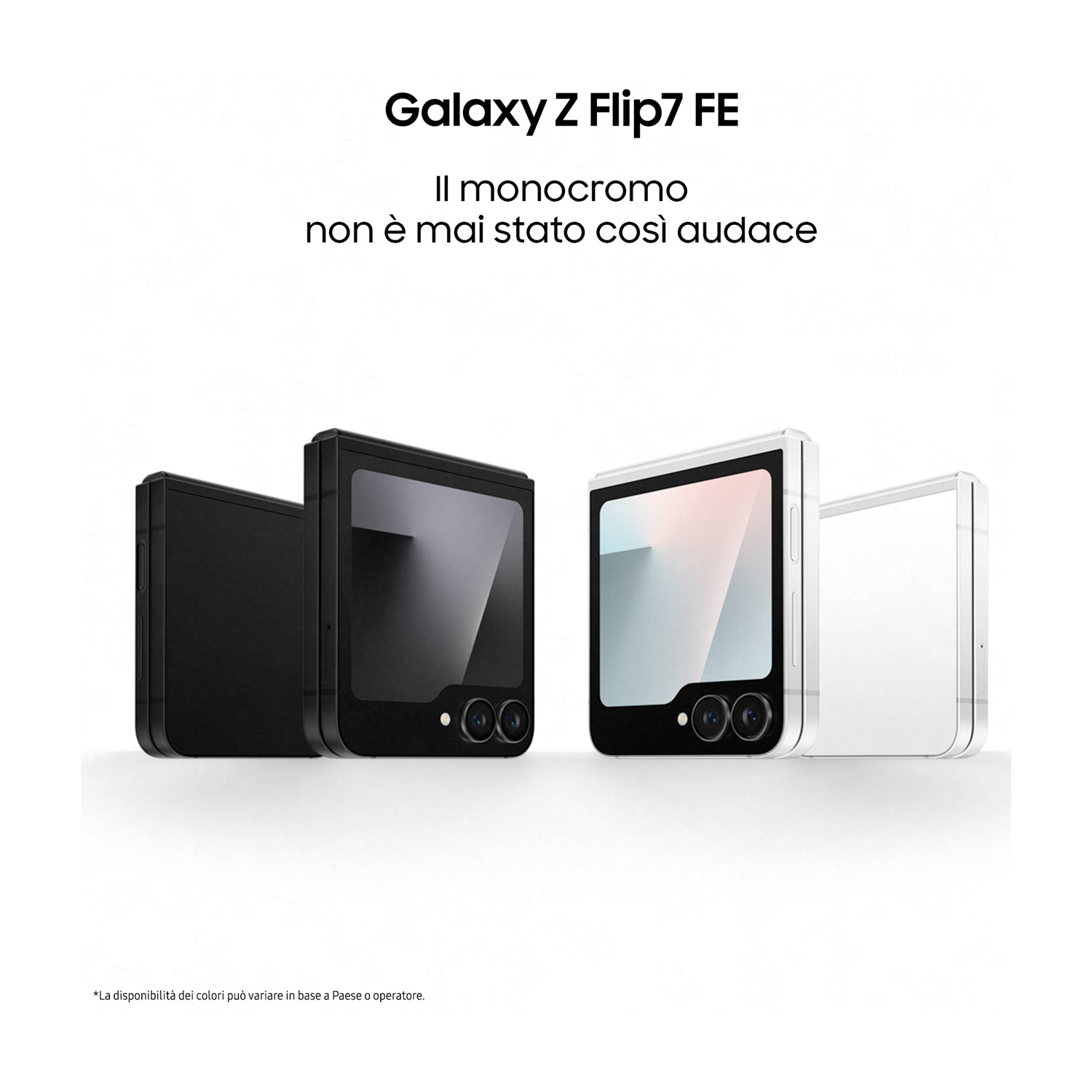 L'immagine mostra tre telefoni Galaxy Z Flip7 FE. Uno è nero, un altro bianco e il terzo nero. Il testo dice: 'Il monocromo non è mai stato così audace'.