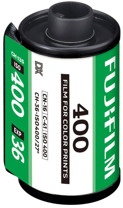 Egy Fujifilm filmkazetta. Zöld és fekete, fehér '400' és '36' felirattal. A szöveg tartalmazza a 'Film for Color Prints' és a 'FUJIFILM' feliratot.