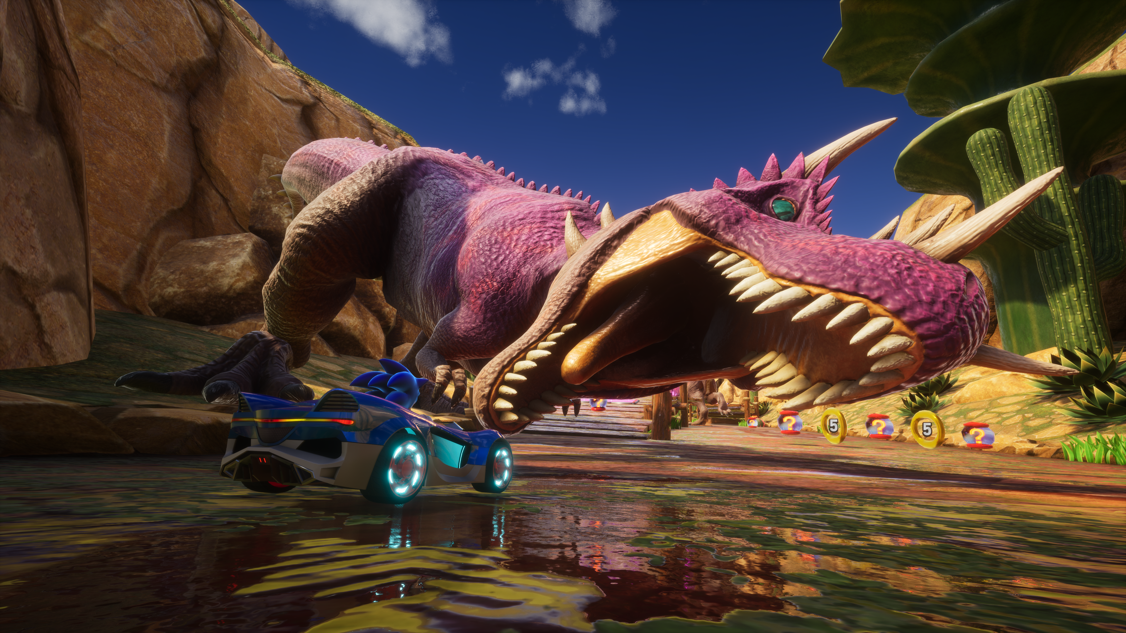 Un dinosaure violet avec une voiture est sur une piste. Une voiture bleue est devant le dinosaure, avec un cactus et un arrière-plan désertique.