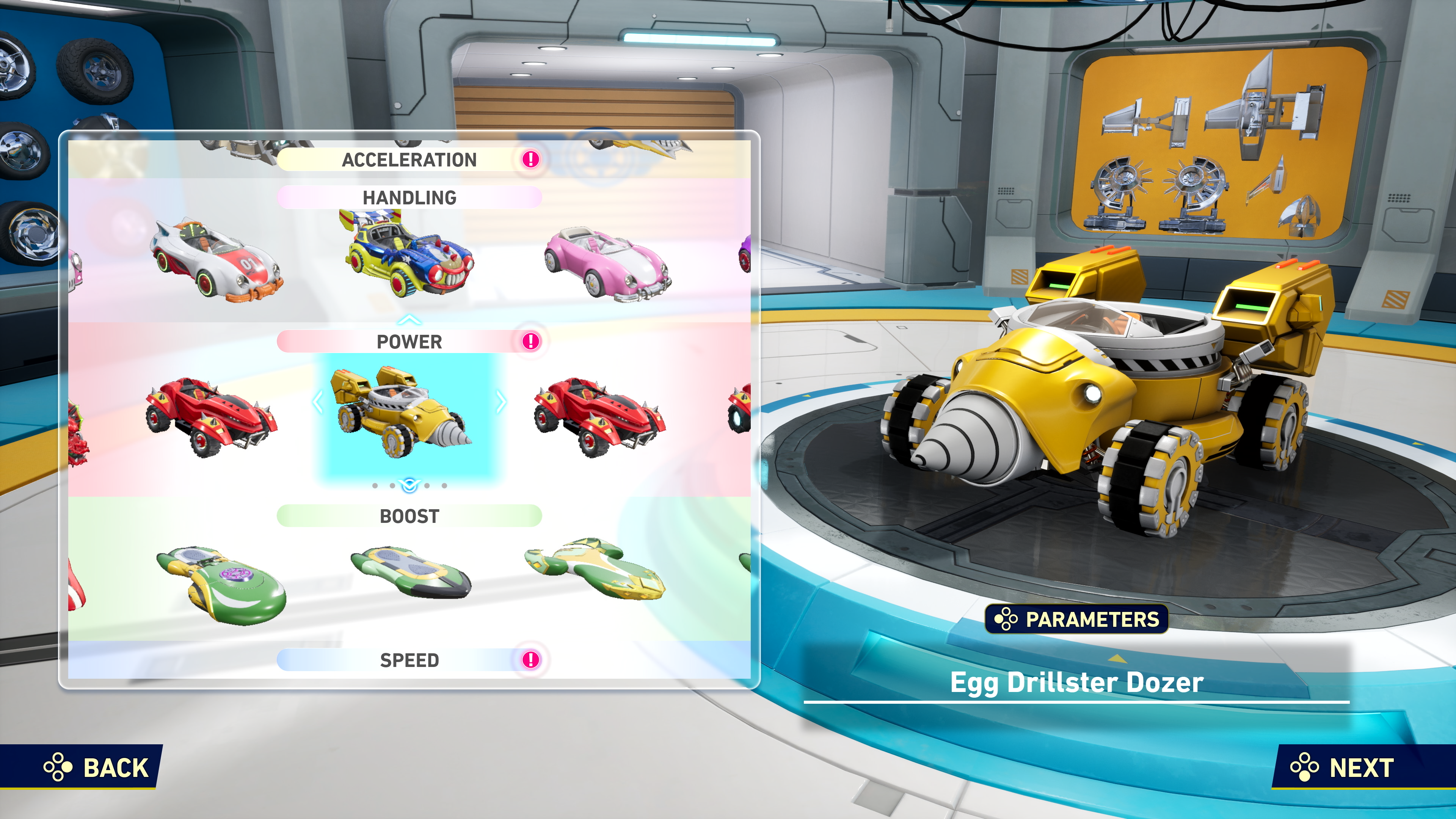 Une interface de jeu affiche les options de personnalisation des voitures. Une voiture jaune en forme de perceuse est au premier plan. De nombreuses autres voitures sont exposées.