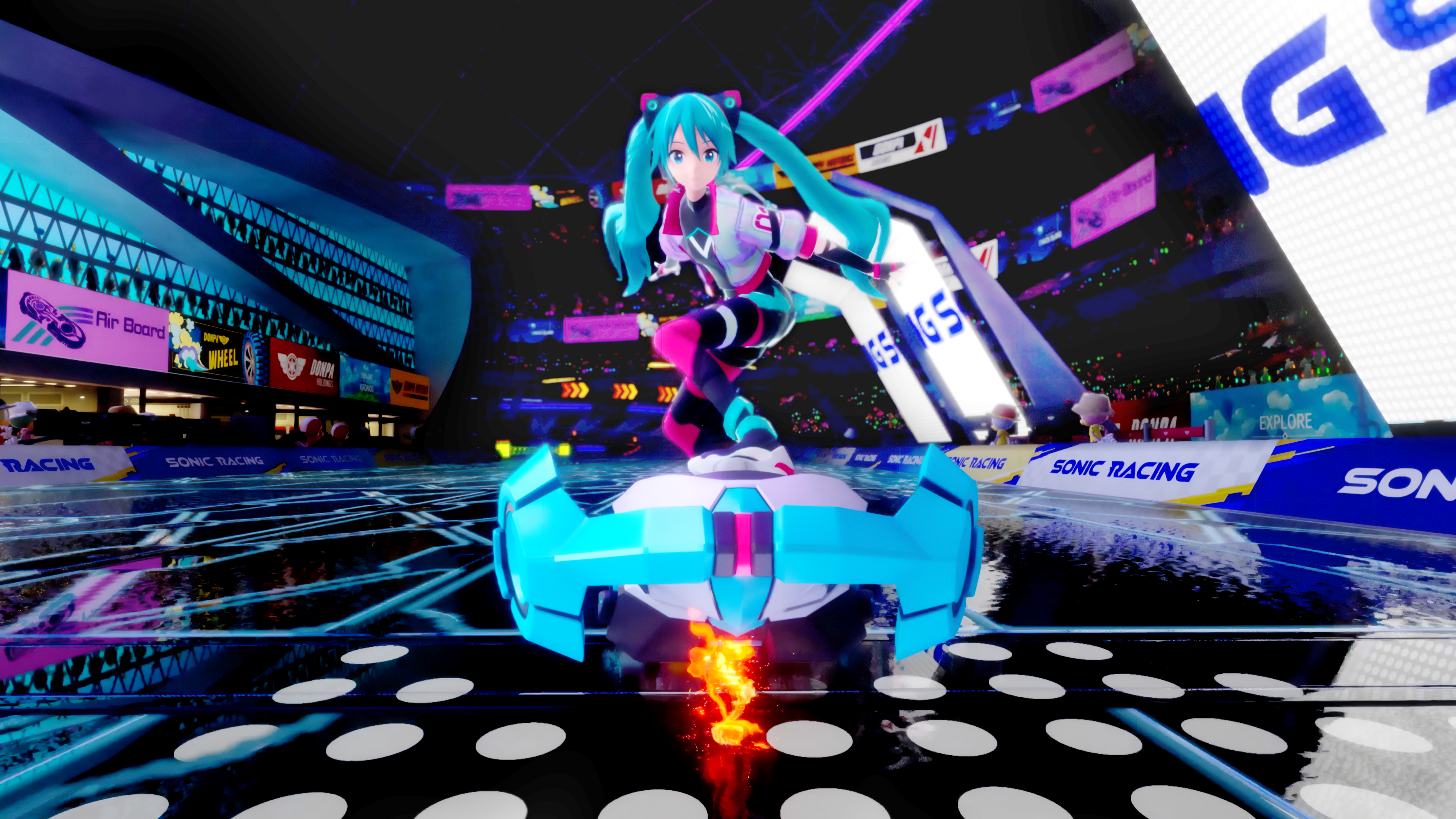 Une figurine Hatsune Miku chevauche un véhicule bleu dans un cadre futuriste de Sonic Racing. Des néons et des publicités brillants sont en arrière-plan.