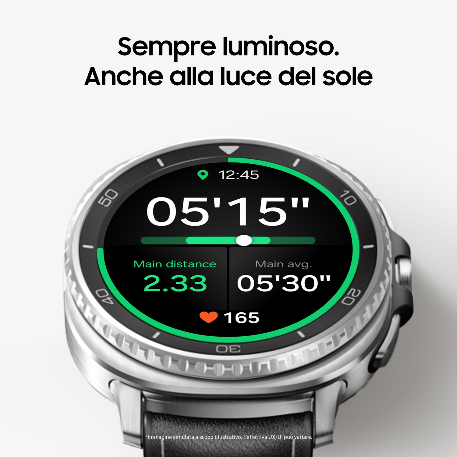 Uno smartwatch mostra tempo, distanza e frequenza cardiaca. L'orologio ha uno schermo nero con dettagli verdi e una lunetta argentata.