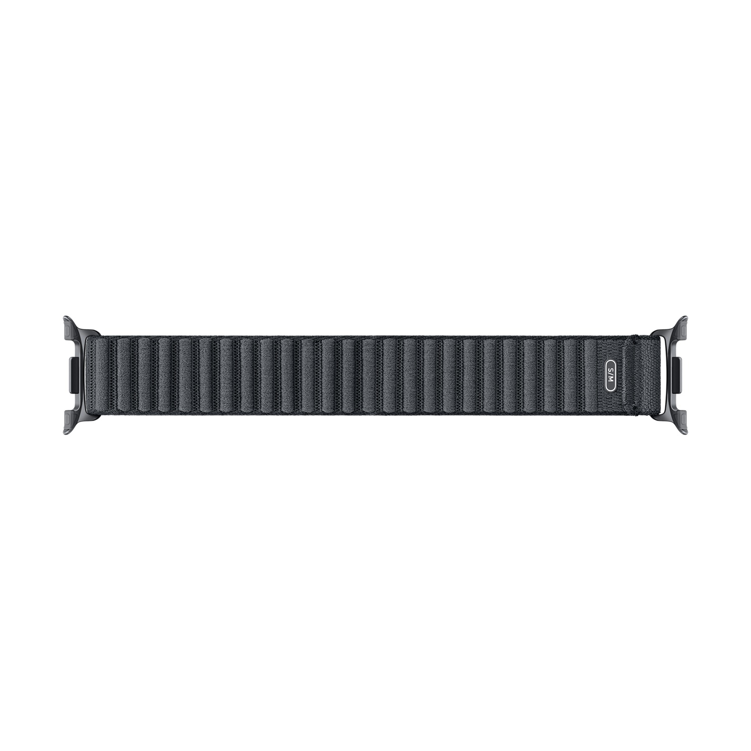 Un cinturino Apple Watch grigio scuro è posizionato orizzontalmente su uno sfondo bianco. Il cinturino ha una trama a coste e chiusure metalliche.