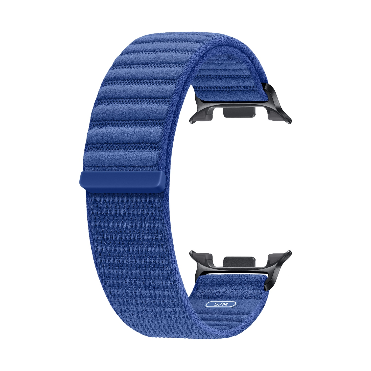 Un cinturino per orologio in tessuto blu con connettori neri. Ha una superficie strutturata con un marchio di taglia S/M. Isolato su bianco.