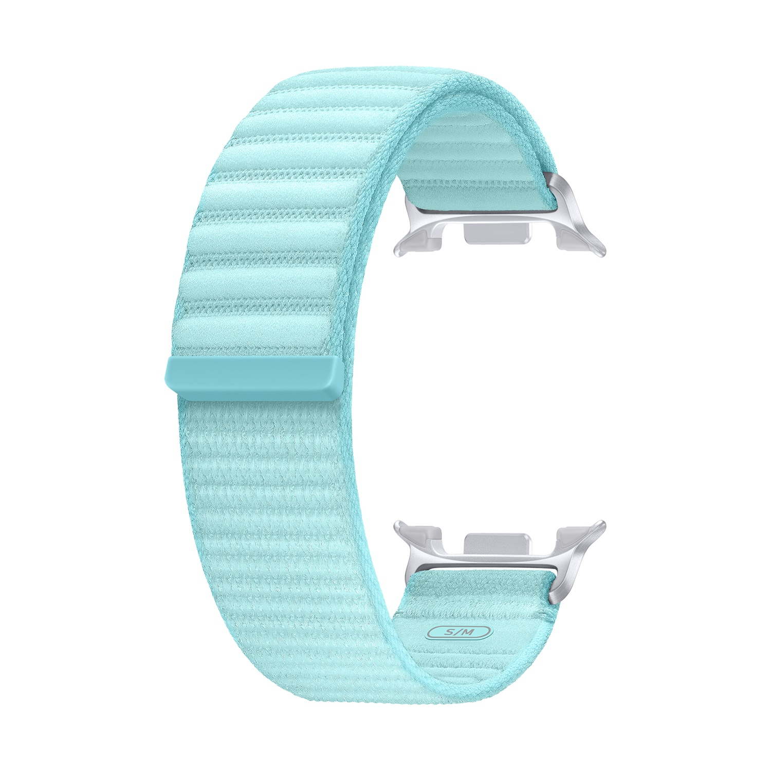 Un cinturino per orologio azzurro con chiusure argentate. Il cinturino è in tessuto e curvo. Sfondo bianco.