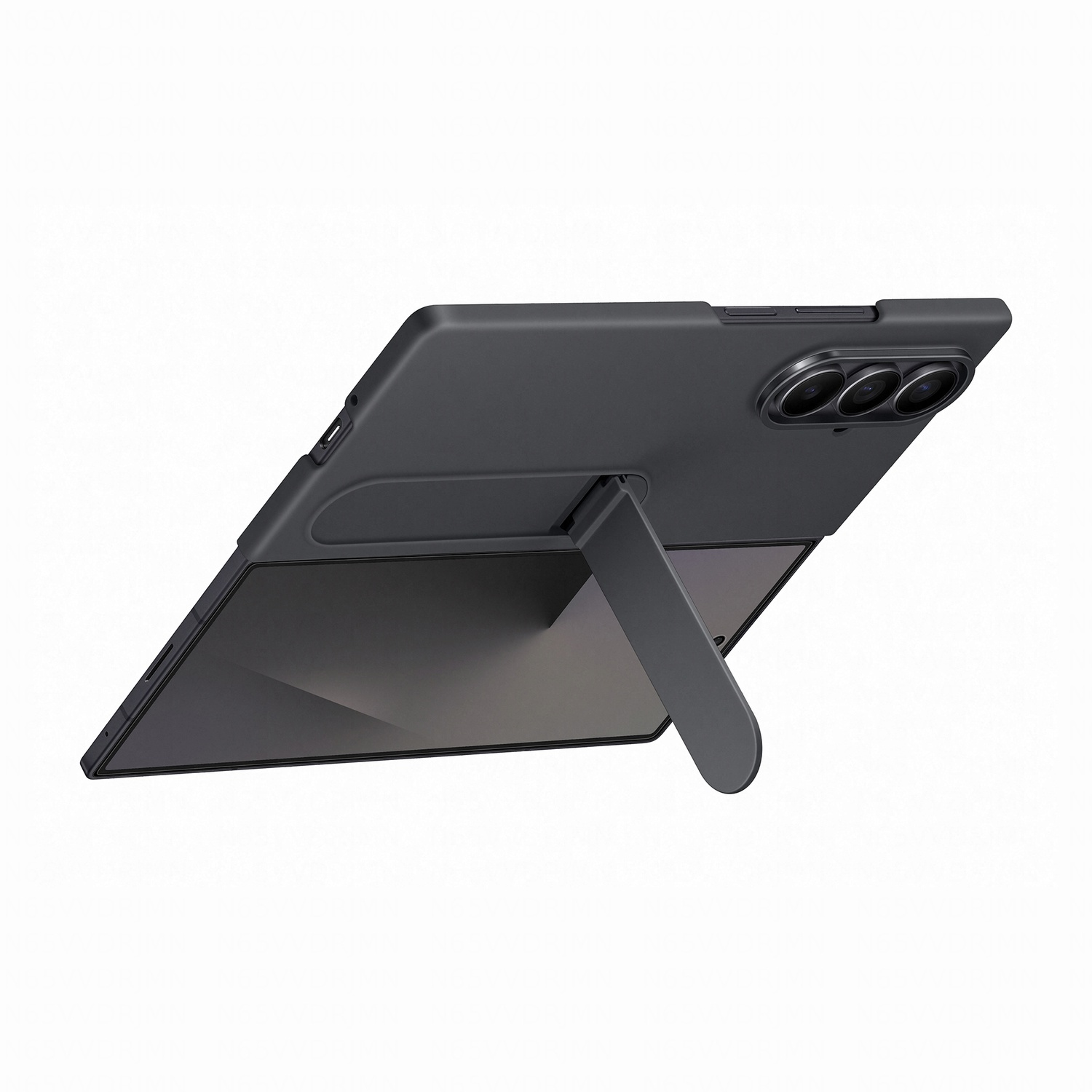 Un tablet grigio scuro è sorretto da un supporto. Ha tre fotocamere e un design elegante. Sfondo bianco.