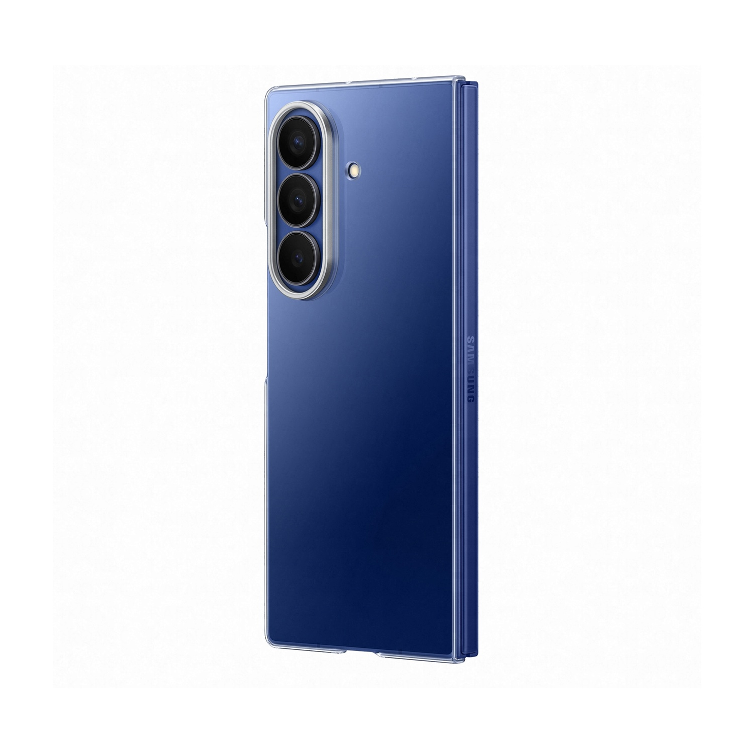 Telefono Samsung blu in una custodia trasparente. Ha tre fotocamere posteriori. Il telefono è su sfondo bianco.