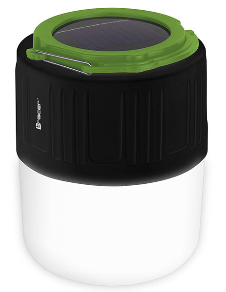 Cylindryczna latarnia kempingowa. Ma zielony wierzch z panelem słonecznym, czarny korpus i białe dno. Obecny jest metalowy uchwyt.