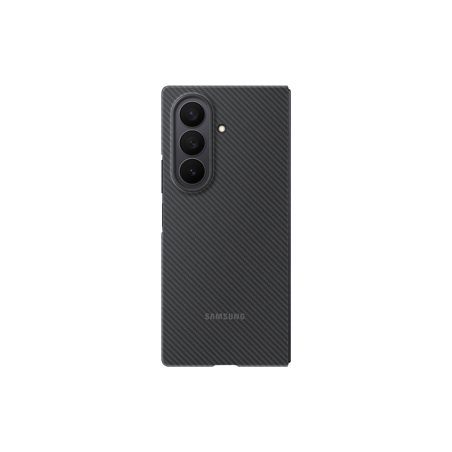 Una funda para teléfono Samsung con textura de fibra de carbono. Tiene tres lentes de cámara. La marca SAMSUNG es visible abajo.