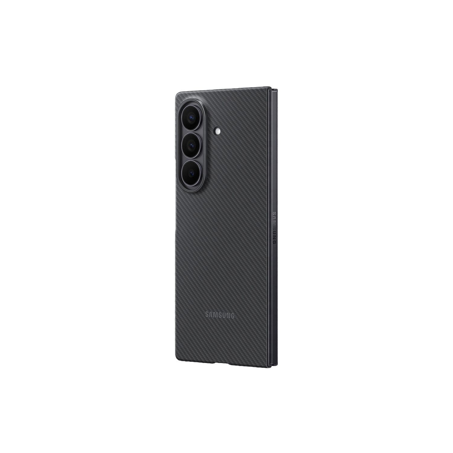 Un teléfono Samsung gris oscuro con tres cámaras. El teléfono tiene una textura de fibra de carbono en la parte posterior. El fondo es negro.
